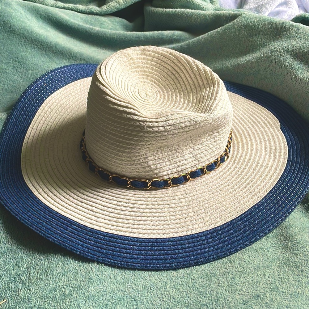 Cute Women’s beach hat with pretty chain around base of hat.